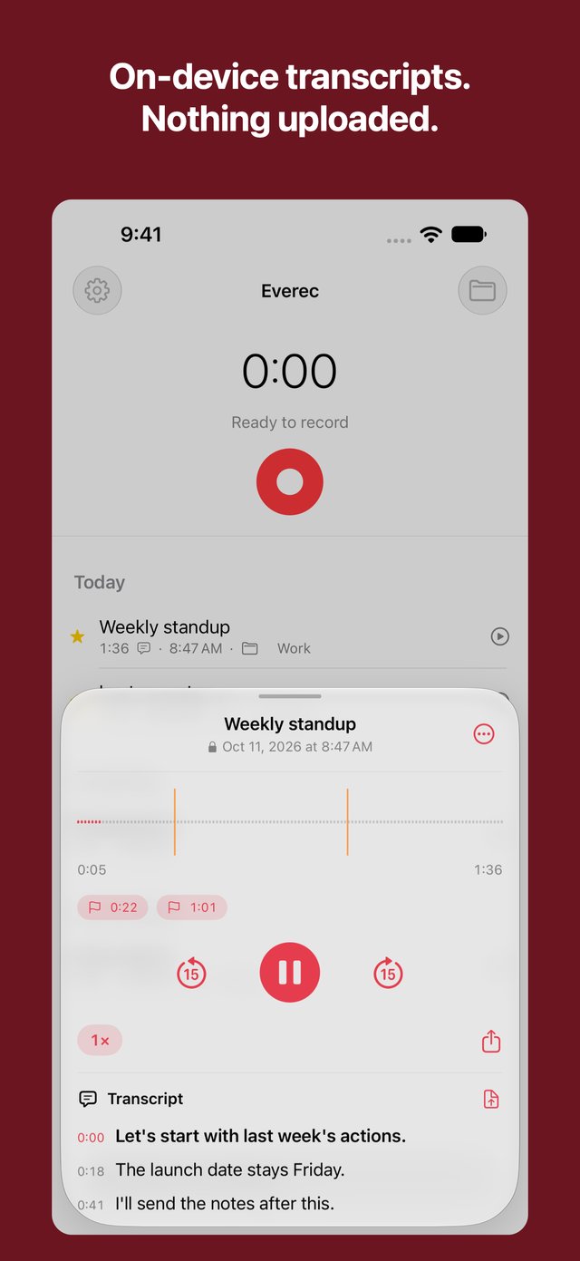Přehrávač v aplikaci Everec na iPhonu se zvukovou vlnou, dvěma značkami kapitol a přepisem týdenní porady vytvořeným v zařízení, s popiskem Přepisy v zařízení. Nic se neodesílá.